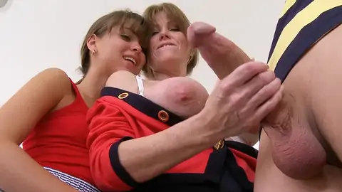 Youthful fellow gets a hand-job from a COUGAR before the FFM